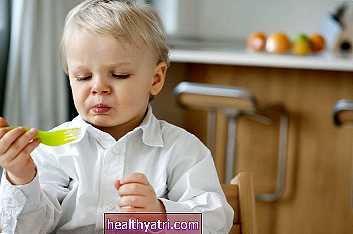 Bebés y niños que tienen arcadas al comer alimentos sólidos