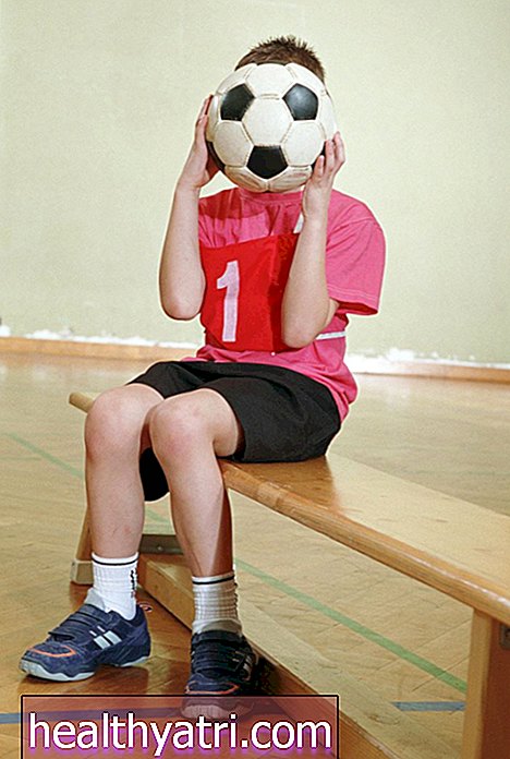 Mācīt bērniem ar autismu, kā spēlēt futbolu