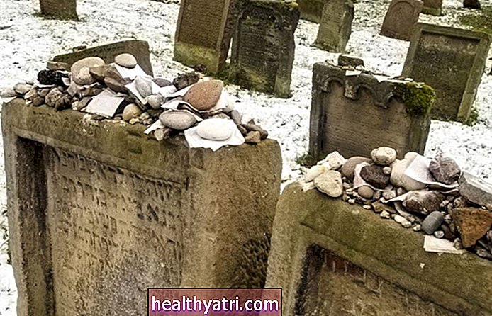 Por qué los dolientes colocan piedras en tumbas judías