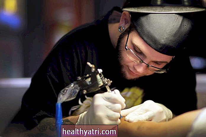 Чи можуть фельдшери та лікарі вшанувати медичні татуювання?