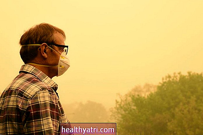 Las mascarillas faciales de tela no protegen del humo de los incendios forestales, dicen los CDC