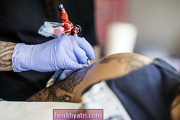 Ar galite užsikrėsti ŽIV nuo tatuiruotės ar auskarų vėrimo?