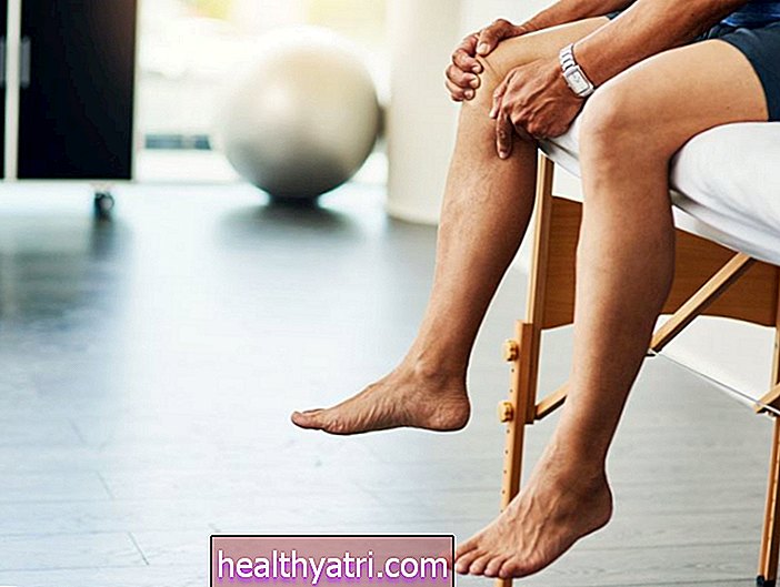 Vad orsakar en stel knä efter sittande?