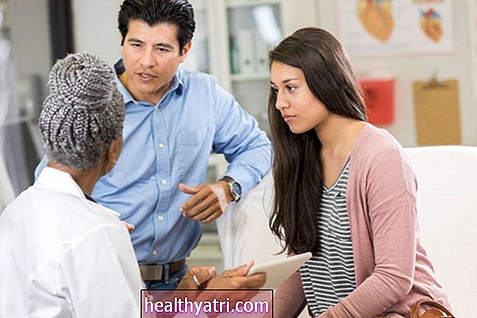 Cómo hablar con tus padres sobre la consulta de un dermatólogo