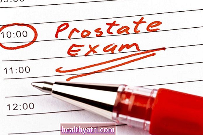 Cómo un médico realiza un examen de próstata